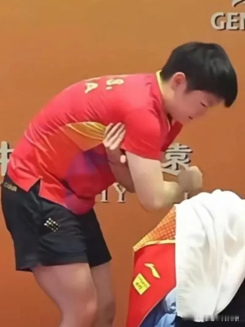 孙颖莎需警惕，暴力打法影响职业生涯！辉煌背后的隐忧！
 
孙颖莎的打法酷似男子选