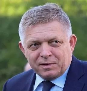 不知道欧洲咋想的，配合美国给自己放血。油气大涨俄罗斯赚麻了，最大的输家是欧盟，佩