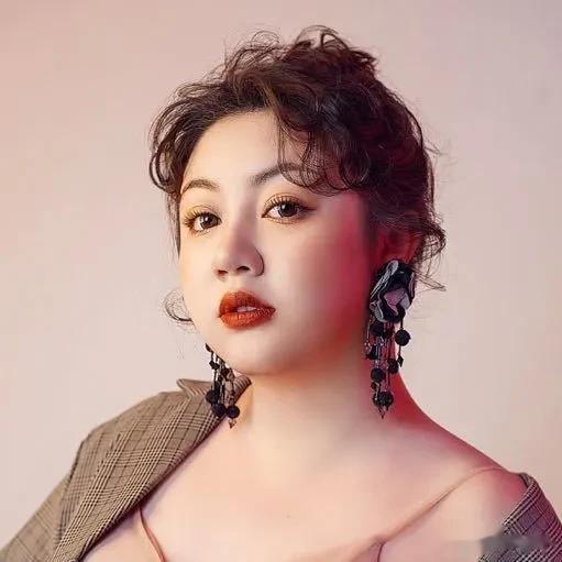 网红嘟嘟酱自爆被继父性侵3年，母亲不管！

5月2日，网红嘟嘟酱在公众平台发文，