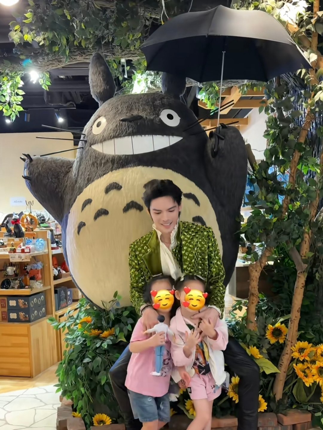 向佐和一双儿女，弟弟留了长发，两个孩子都是大长腿。 
