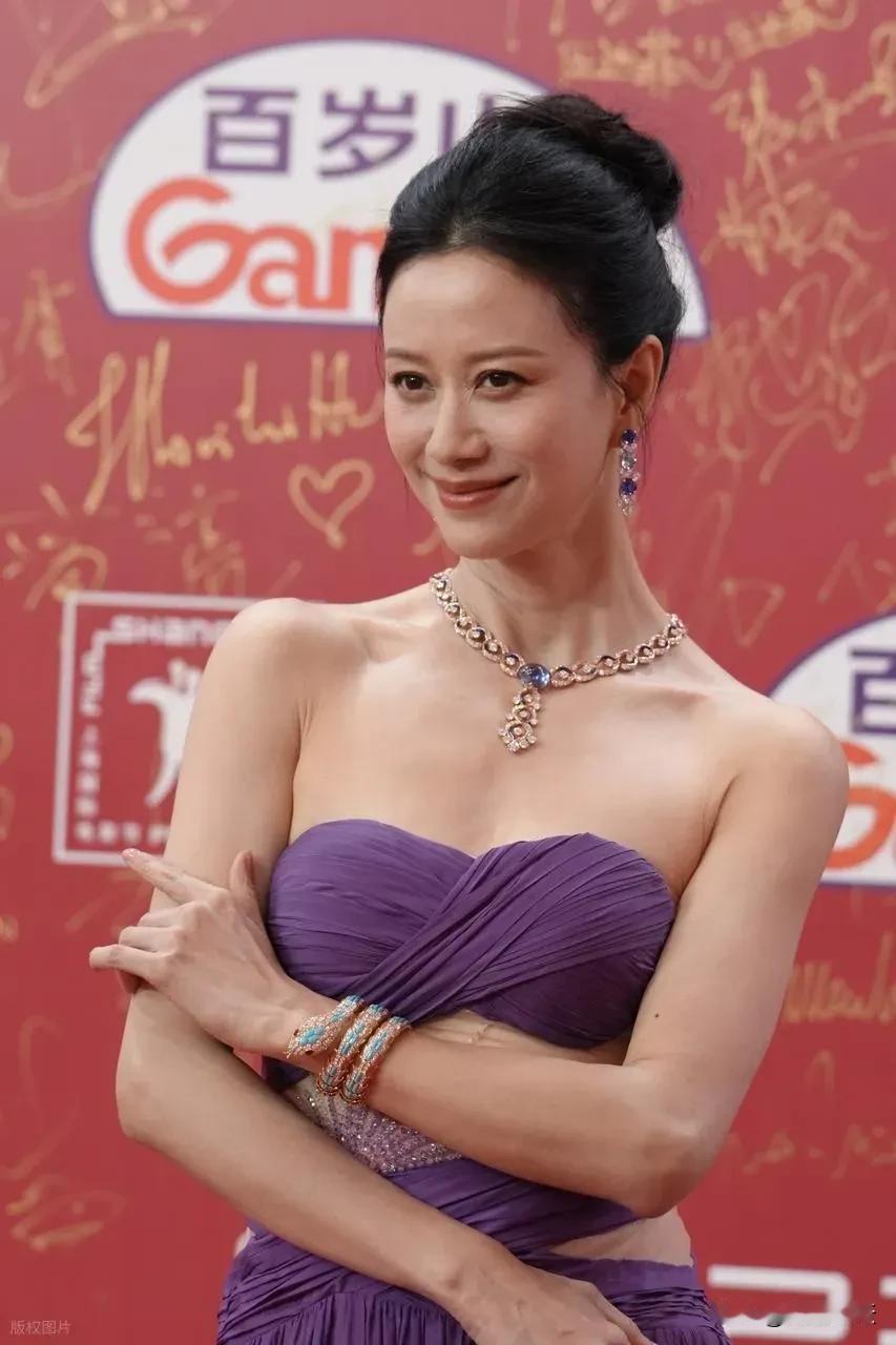 看看这是谁？
她是曾经名噪全国的婷美女郎
她是曾经中国的十大广告明星之一
她是曾