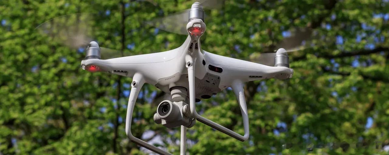 根据美国联邦通信委员会（FCC）的公告，美国国内禁止销售和认证外国制造的无人机及