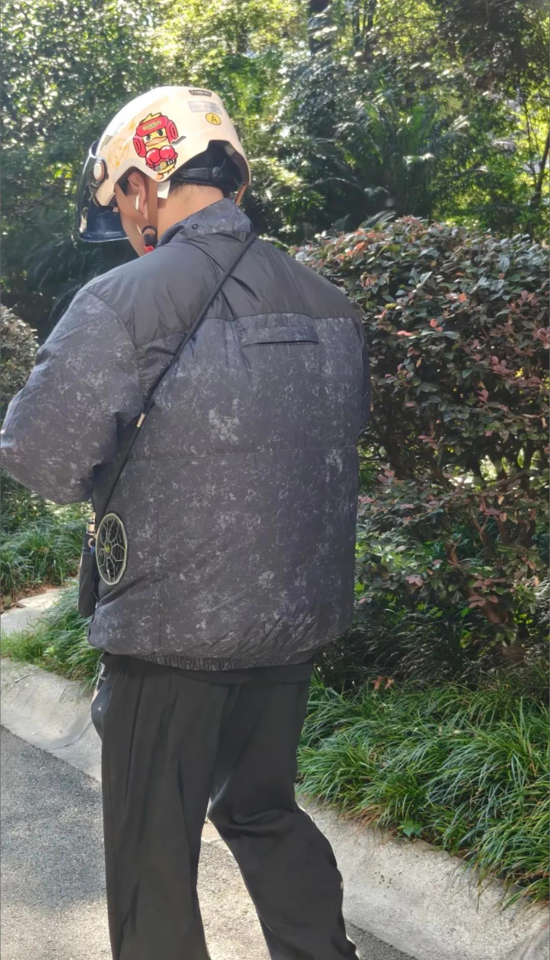 有点好奇，这哥们儿大热天的怎么穿这么厚？ 走近一看原来是这种衣服，应该很凉快吧！
