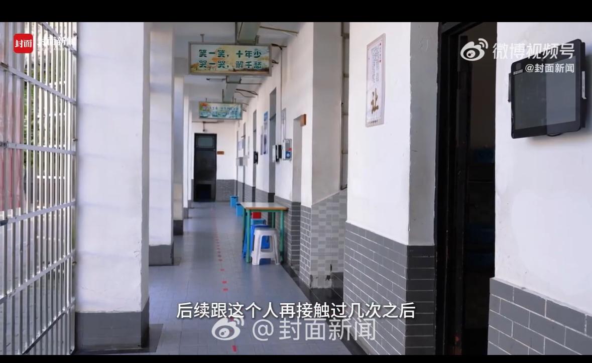 硕士学历、马拉松跑者、电影院被捕——这三个标签居然属于同一个人。肖晓的前半生，像