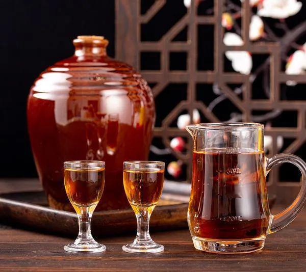 吃螃蟹自然是应该喝黄酒的，不仅是因为营养原因，还因为螃蟹是需要品的。

吃螃蟹享