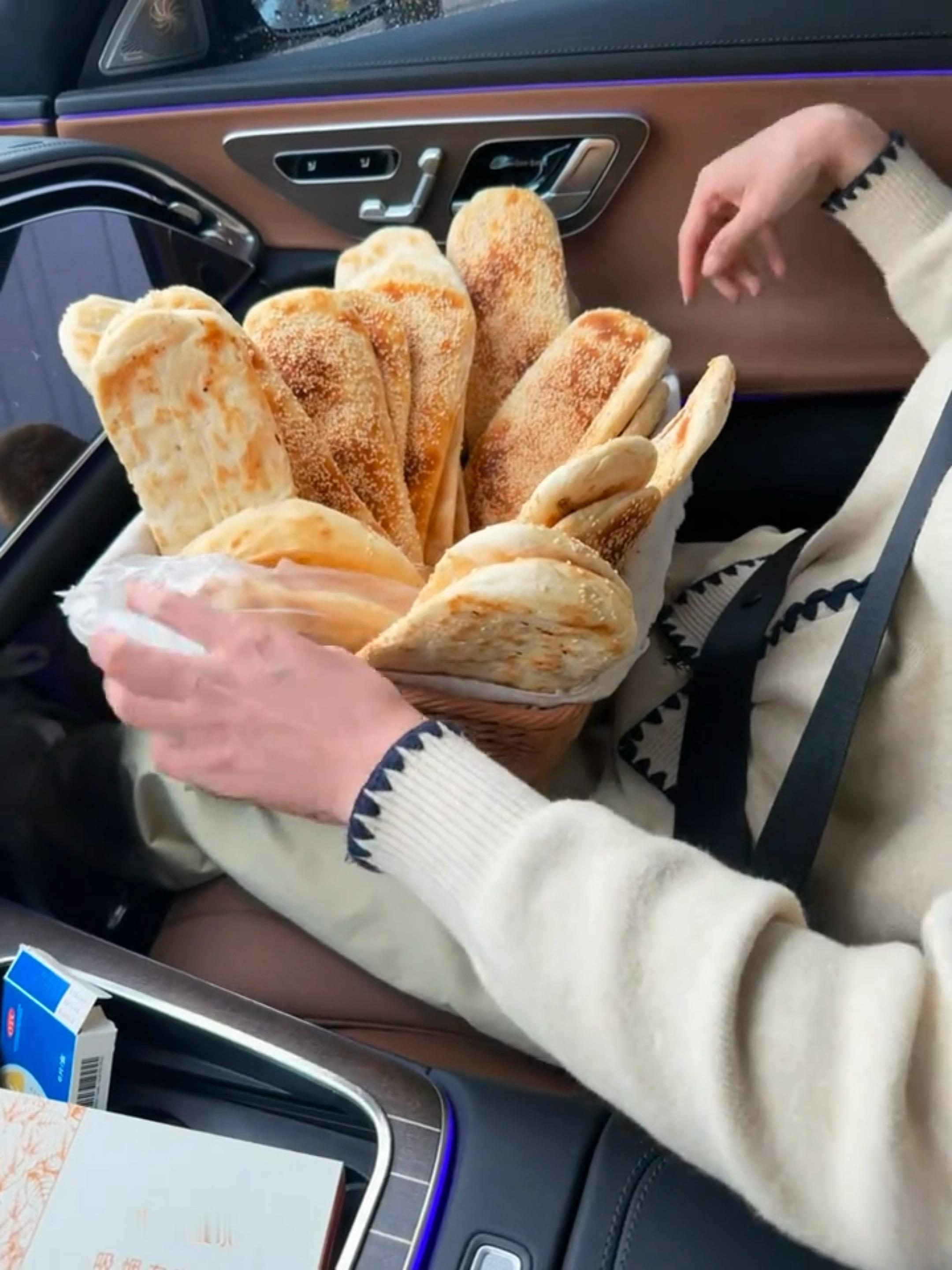 这么喜欢吃烧饼啊 