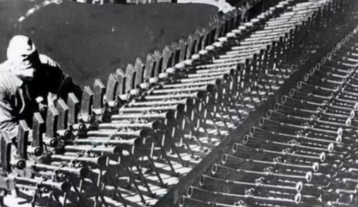 1945年，日本宣布无条件投降后，日本海军军火仓库主任冈田少将决定将10万支步枪