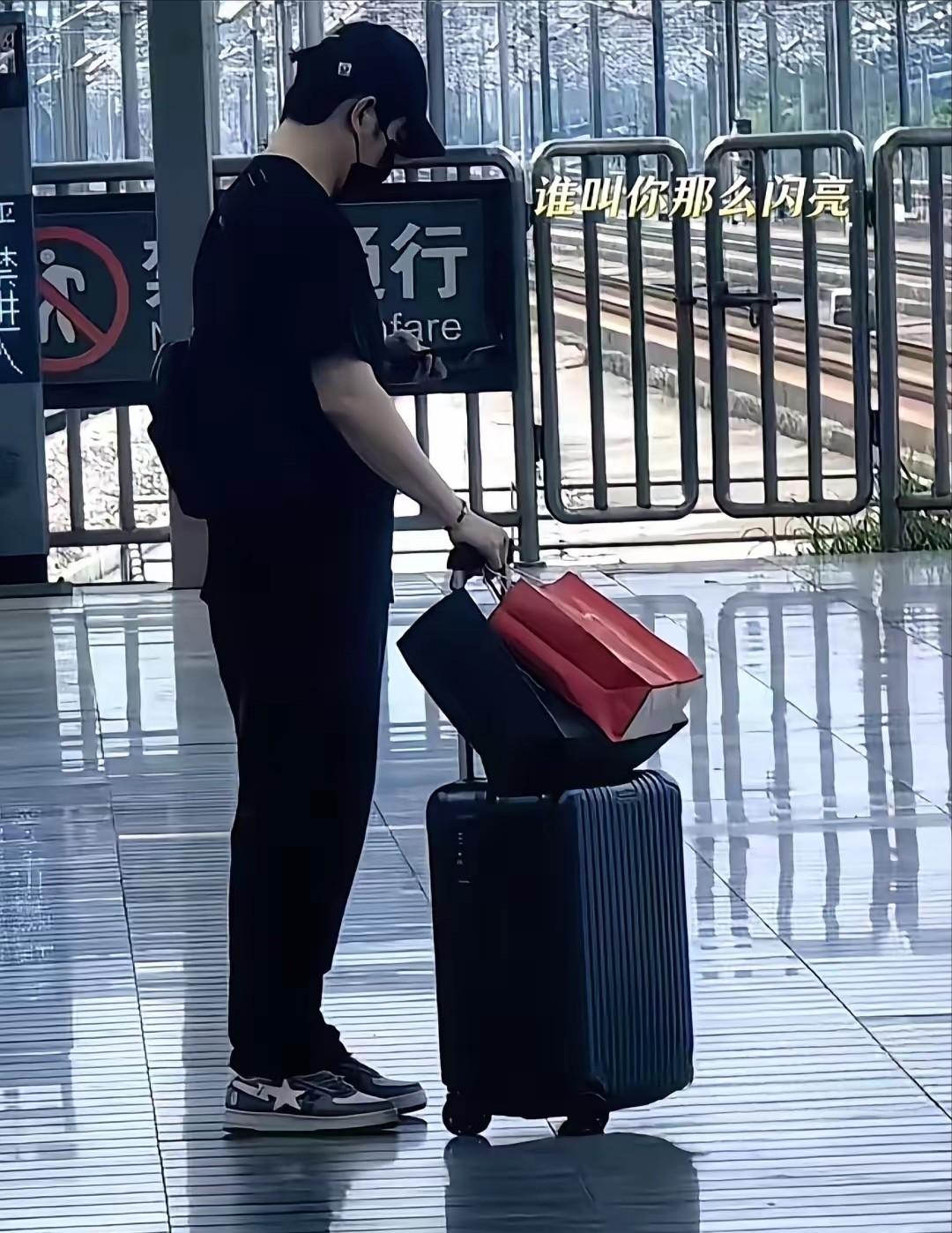 樊振东，
既没有过时，
更没有过气，

他只是习惯了一个人，
一个人打球，
一个
