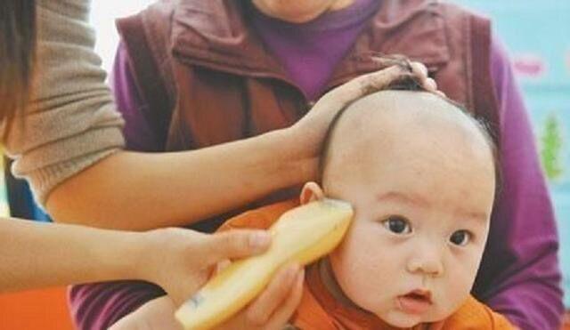 这段视频迅速点燃了网友们激烈的争论：到底是谁错了？是坚持传统的老人，还是坚持“现