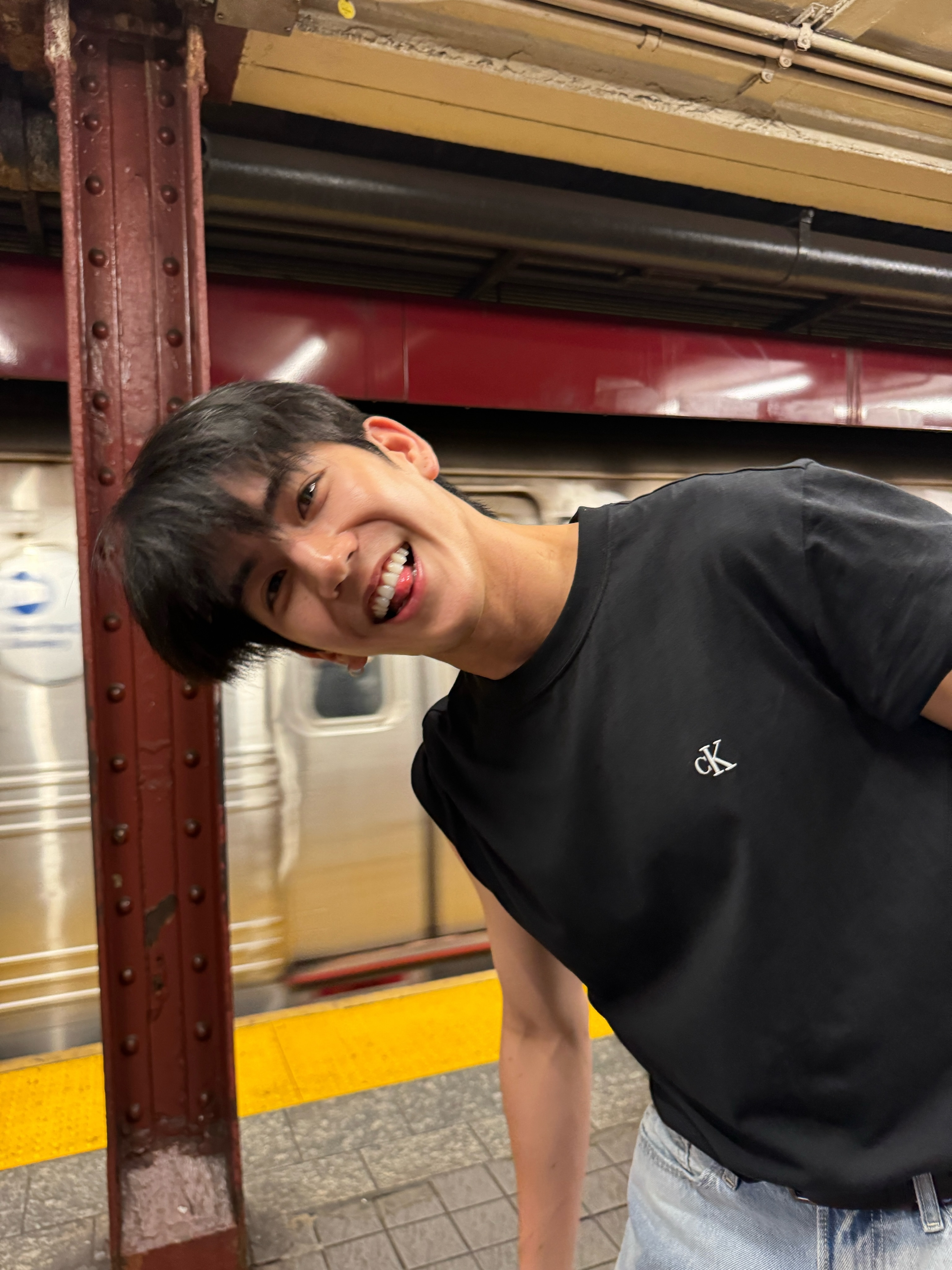 纽约地铁站台，他忽然侧过头凑近镜头，笑得亮晶晶[污]​​​