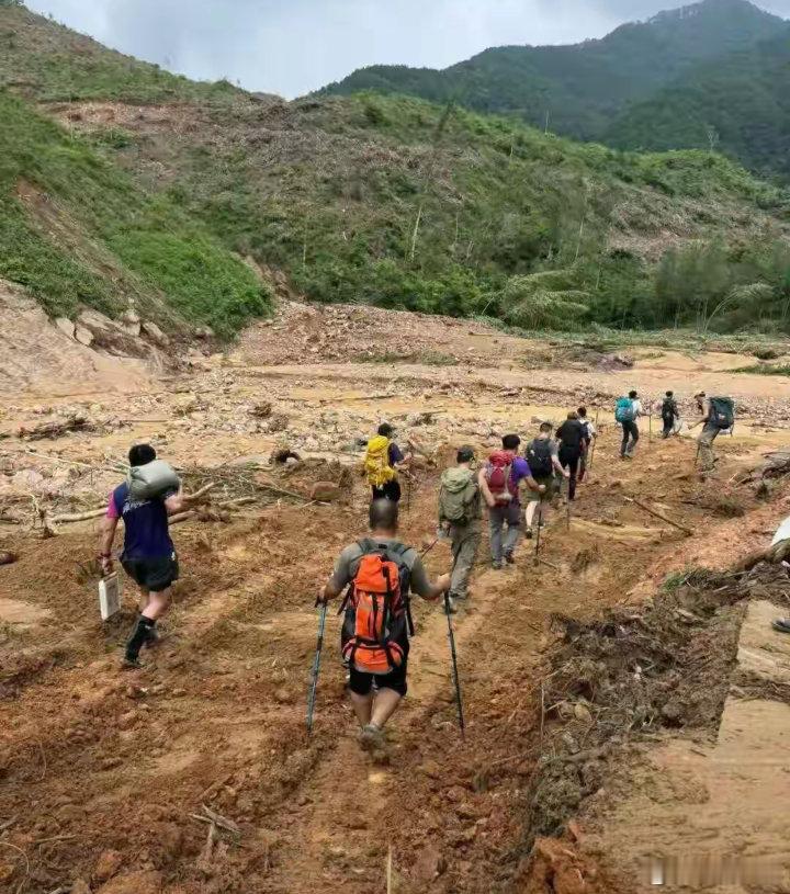 【广西日报：志愿者党鑫蕊没走完的路，我们替他走下去！】如果镇龙山有记忆，一定记得