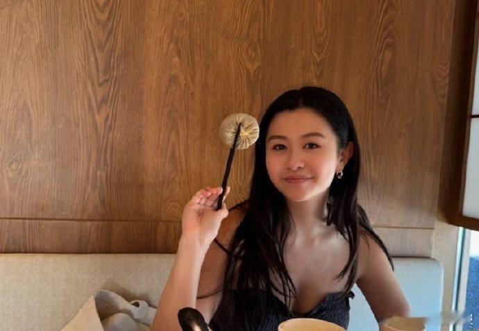 邱淑贞二女儿晒照 邱淑贞二女儿沈日近日在社交平台发北京游玩动态，不仅记录了沿途美