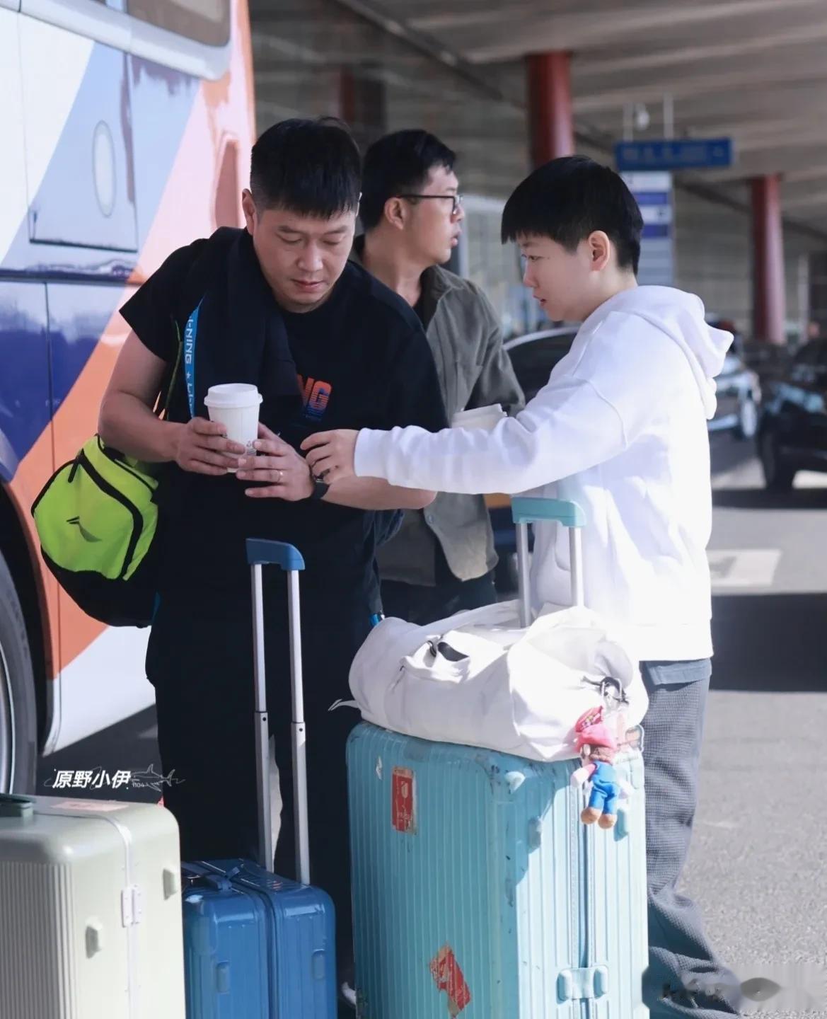 国乒出发法兰克福冠军赛

北京时间10月26日，樊振东、马龙、孙颖莎、陈梦、王曼