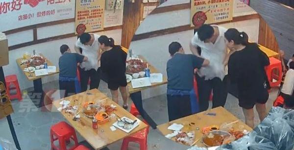 深圳，60岁阿姨在一家烧烤店洗碗，好不容易熬到发工资，谁知，工资一到手阿姨数了5