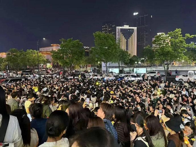 陈丽君杭州剧院《我的大观园》，这人气太火爆了，望不到头的人群[全力以赴] ​​​