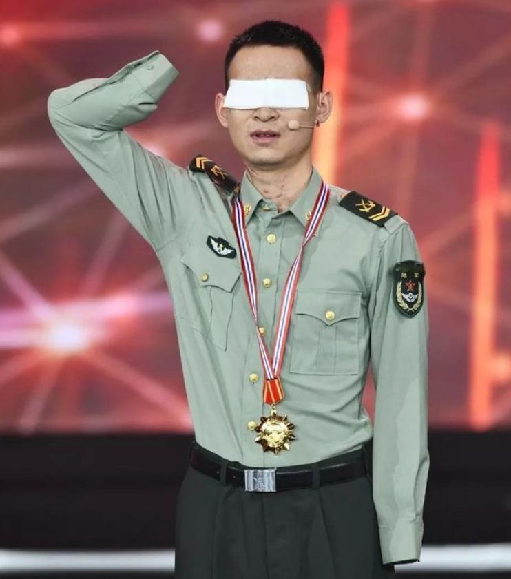 网上有人给杜富国算了笔账，算了他每年可以领多少抚恤金，这笔账算得很清楚，却算不清