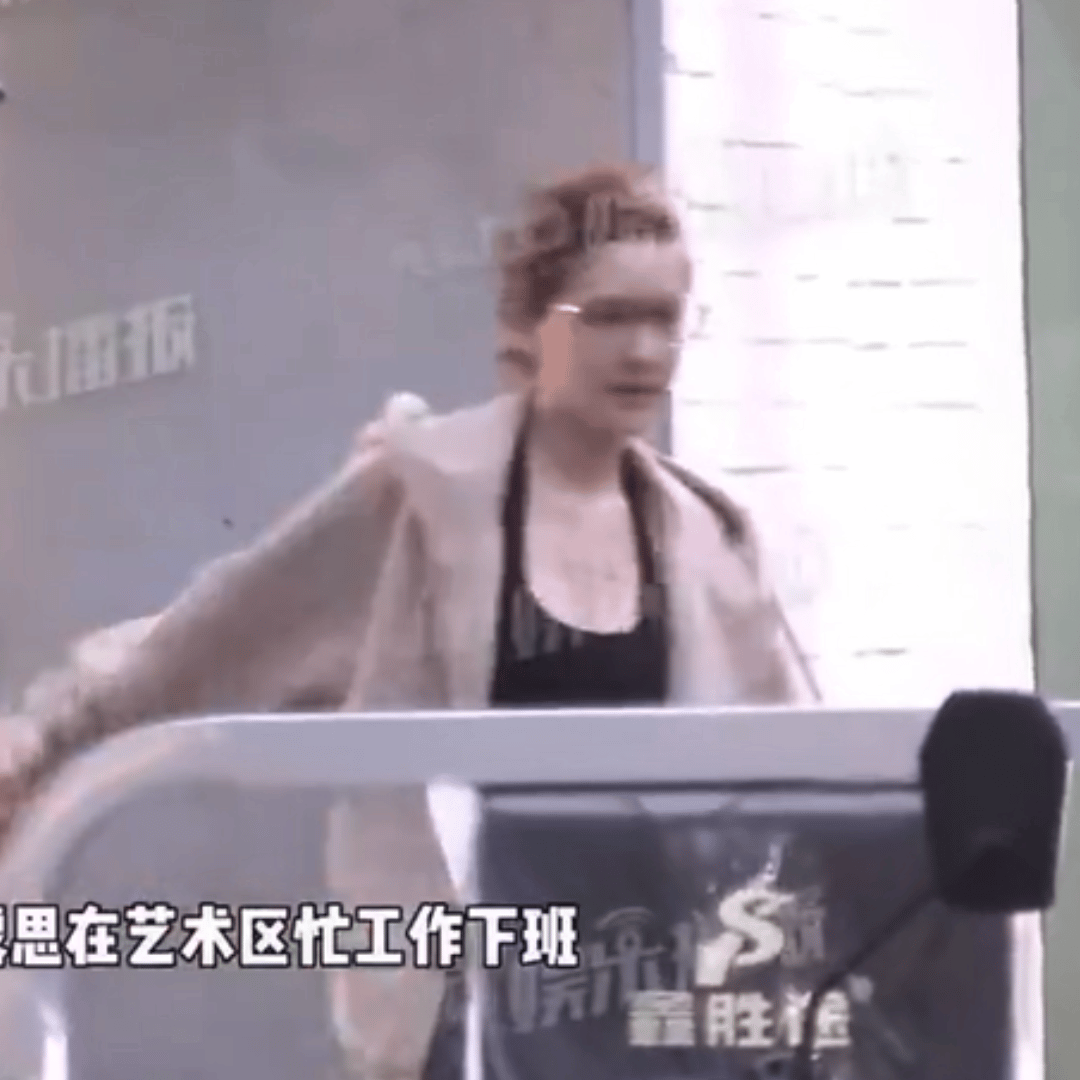 狗仔拍摄的赵露思工作后与朋友聚餐的状态 ​​​