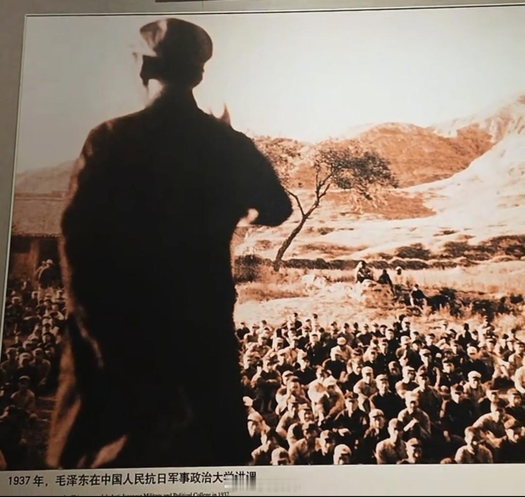 这个背影绝了，教员往那一站，天塌不下来。 