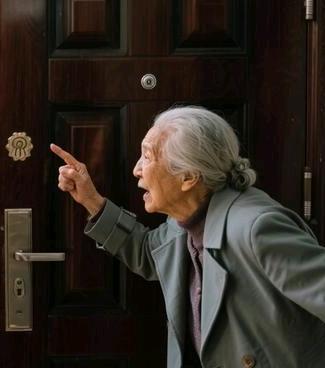 离婚三年了，前婆婆还不走，和我一起过。前夫和小三现在都结婚了，婆婆一如既往的把饭