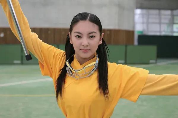 张雨绮原名叫做张爽，出生于山东省德州市的一个离异家庭，跟母亲相依为命。这个残缺的