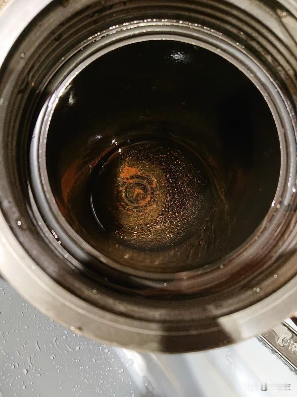 保温杯里的茶垢杯子用久了内壁一层黄褐色，杯刷够不到底，手指也伸不进去。蛋壳捏碎扔