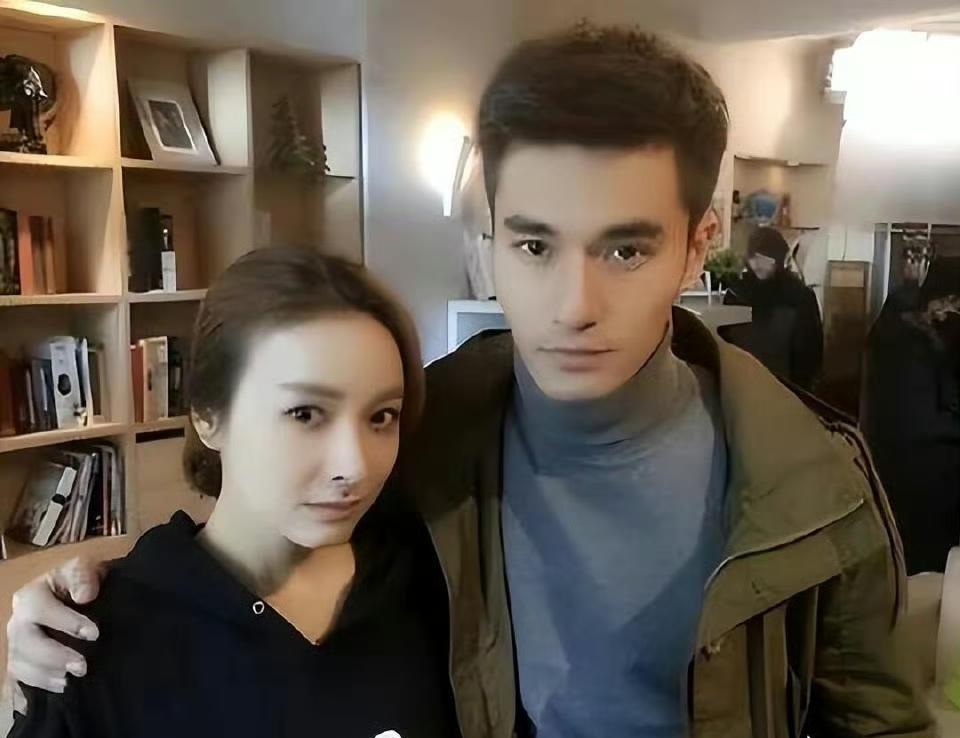 主持人吴昕被曝和演员郑凯在一起快7年了，近日，刘大锤拍到了吴昕带男友郑凯与何老师