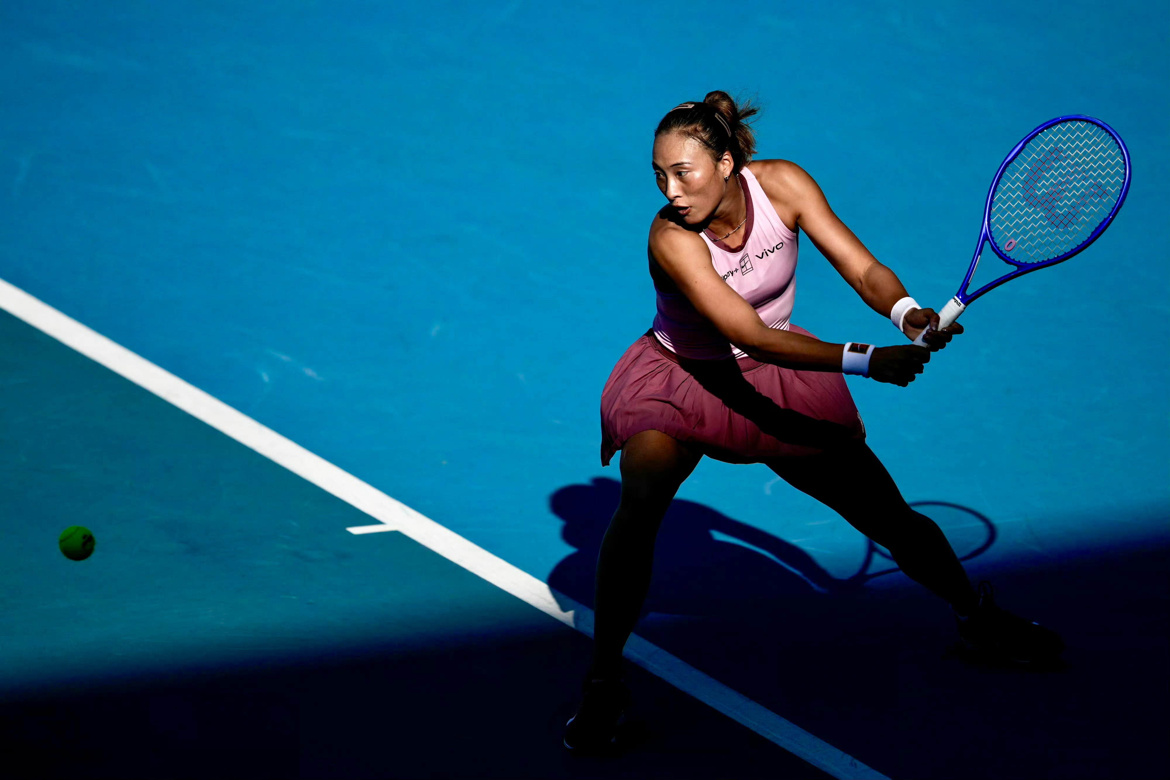 刚中缺柔不为坚。持外卡作战的郑钦文在华盛顿WTA500的首轮比赛中，以6:4、4