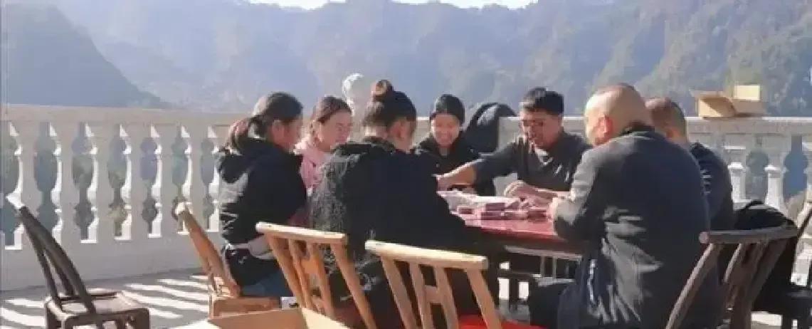 冬宝当年欠下几十万，女友没跑，陪他住城中村吃泡面，把每天打三份工的钱拍成短视频发