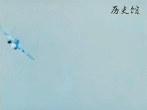 1999年6月12日巴黎航展正在如火如荼的举行，一名俄罗斯苏-30MK战斗机驾驶