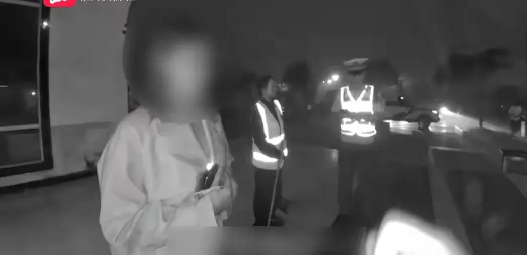 贵州铜仁，女子花了860元找辆顺风车，从重庆打车回珠海，半路，司机以平台抽水严重