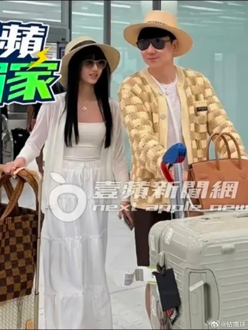 林俊杰和女朋友七七在机场秀恩爱 
