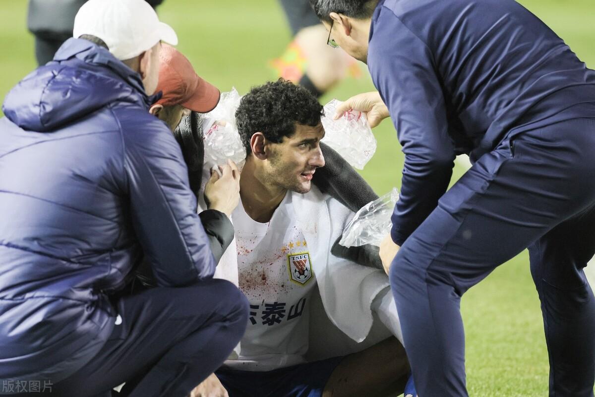 武打比赛or中超联赛？实在是太残暴了！[发怒]到底是怎么回事？山东泰山队一场比赛