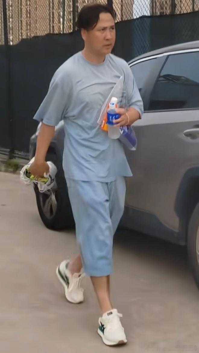 沈腾拎着一双鞋子，捧着水，从足球场走出来，难道是要参加苏超？ ​​​