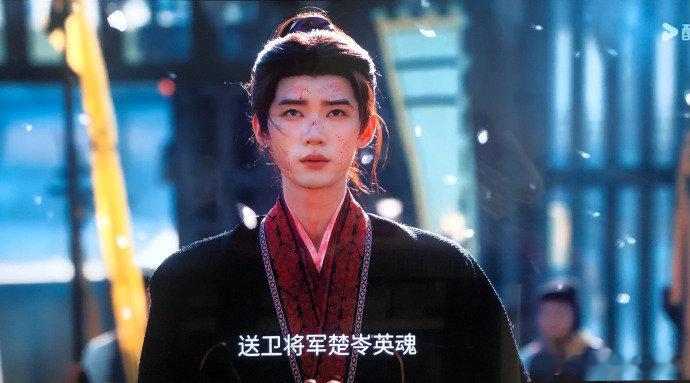 周翊然神级路透这段终于来了 盼了这么久的名场面果然没失望！白衣沾着血跪在地上挨骂