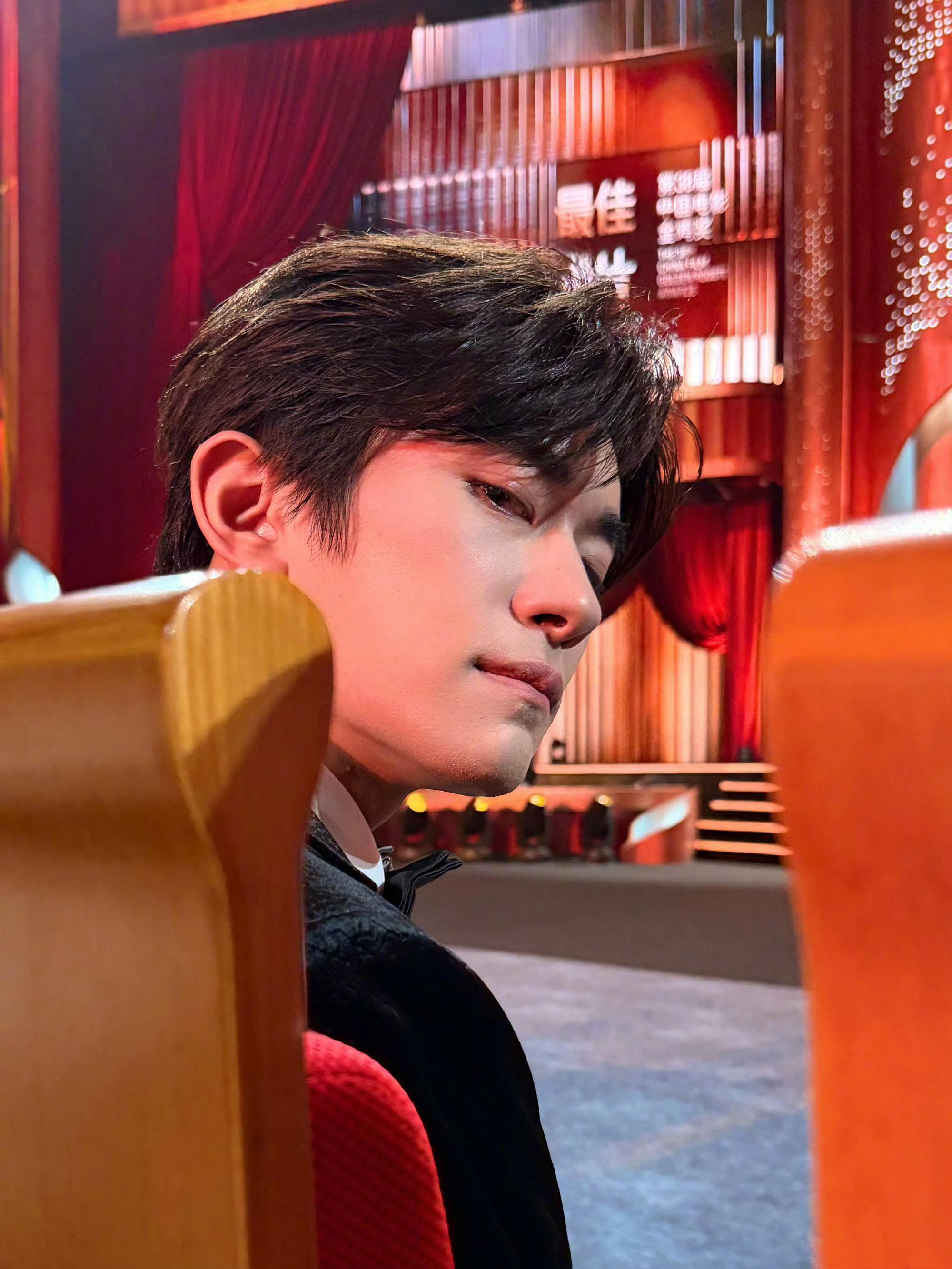 黄觉是易烊千玺唯一的站哥，给易烊千玺拍照，哇喔哇喔 