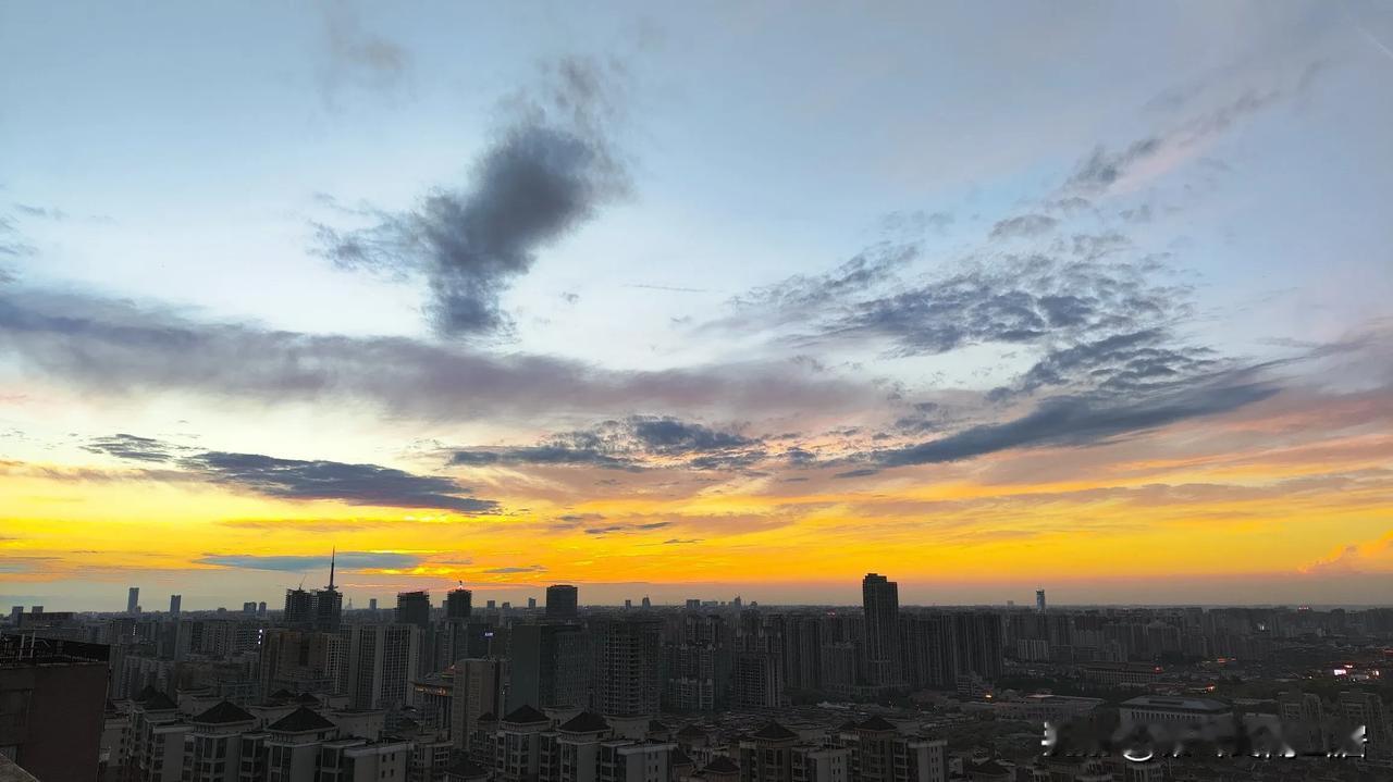 西安雨过天晴，出现了火烧云和云海奇观，从白鹿原到秦岭终南山，现实版向云端，难得好