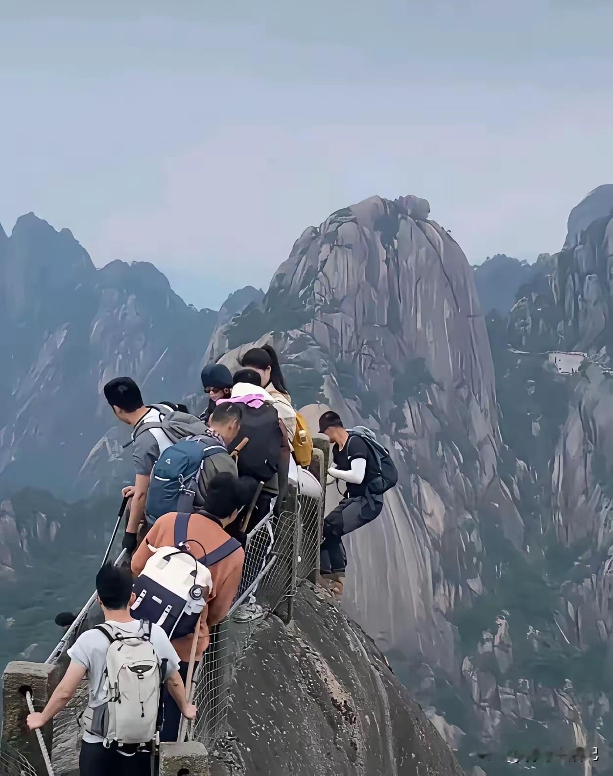 像这种自己硬要翻过去的，万一发生意外景区有没有责任？