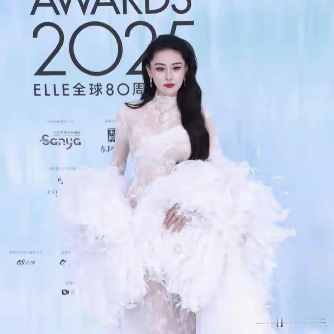 想起张馨予红毯出来时，
我那本在玩手机的老公，瞬间眼睛一亮，问这女的谁啊？我反问