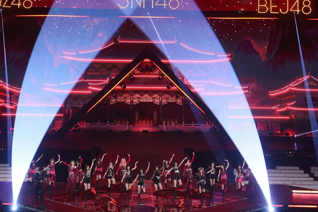 SNH48十三年汇报单曲目连唱、SNH48十三年金曲串烧现场应援氛围热烈高涨，灯
