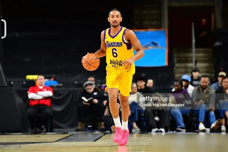 裁掉他之前，这家伙还在发展联盟砍了25分。你想想看。
湖人更衣室的储物柜清空了