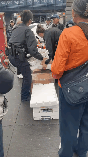 一线城市，生活不易，白发老人为了生计上街摆摊，却被市政当局全部没收，戴眼镜的老摊