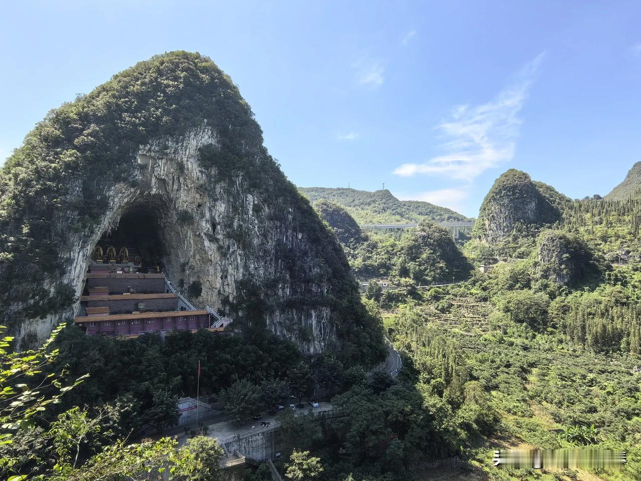 山洞里建的寺庙，大家看过吗？在贵州兴义万峰林景区内，有座洞穴寺庙，叫做“万佛寺”