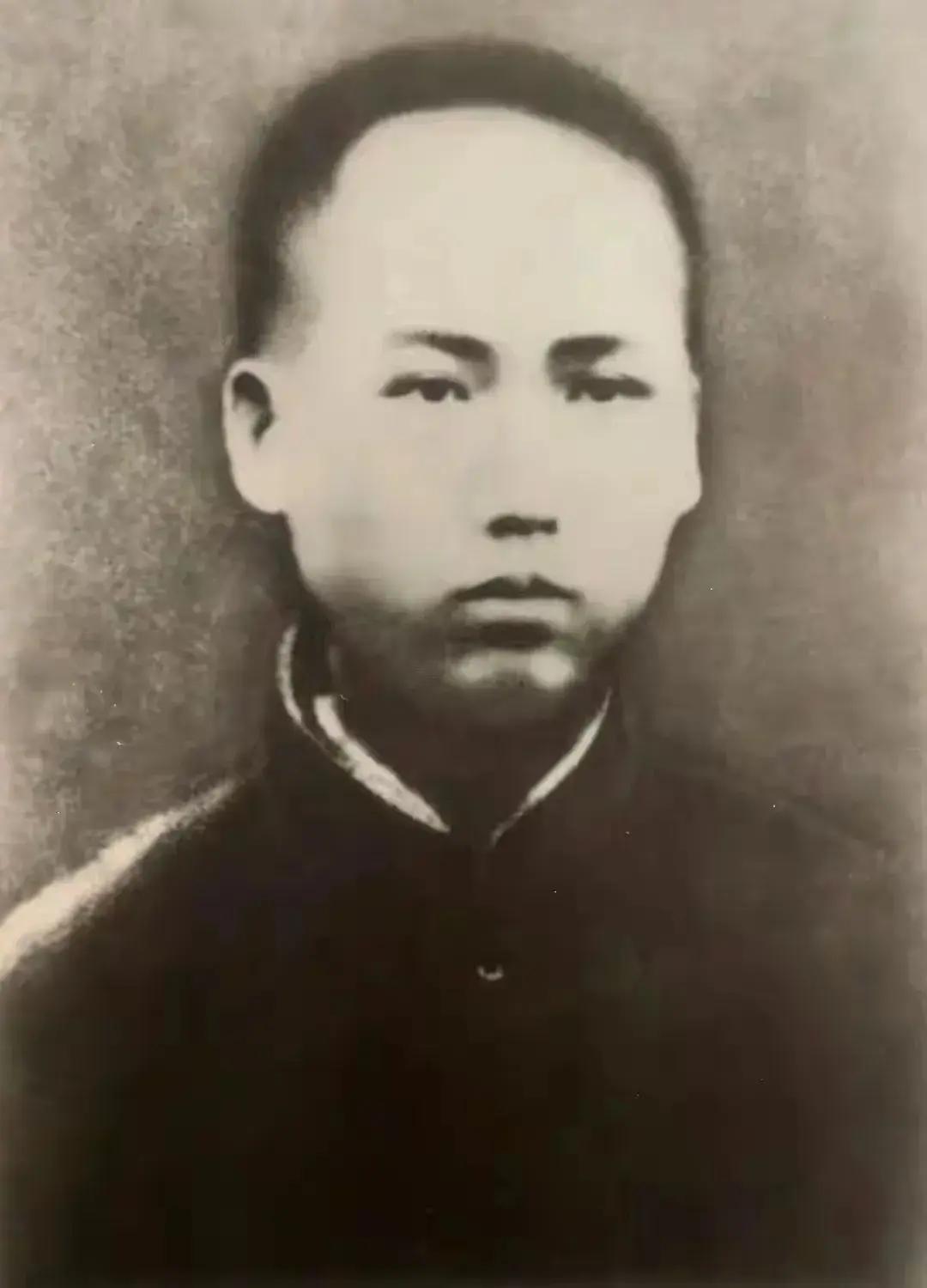 从小大德
        毛主席八岁时，被父亲送到私塾里读书。
        