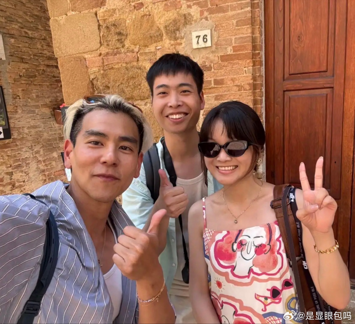 44岁彭于晏在意大利小镇遛狗被偶遇，他一个人牵着两条大狗，看起来好悠闲。遇到粉丝