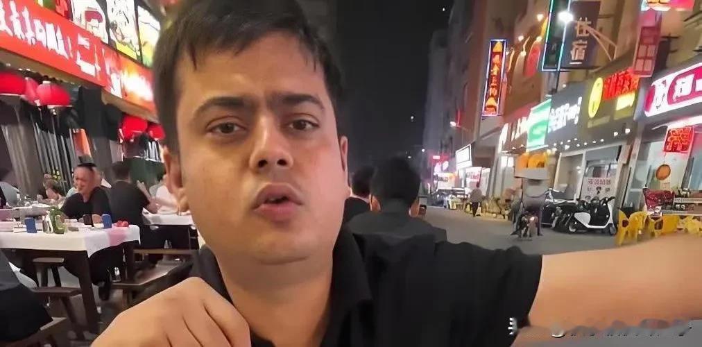 刷到条炸裂直播，看完浑身发毛——一个印度博主竟公然教同胞"卡bug"来华，靠一套