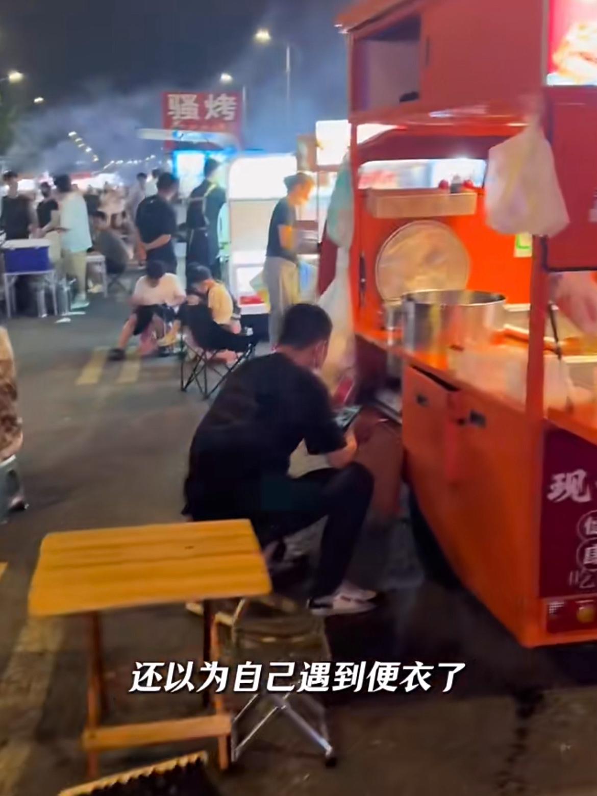 一觉醒来，
食客和摊主全沉默了！
果然有卧龙的地方必有凤雏！

刷到一网友发文：