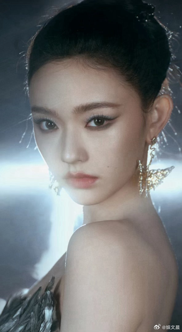 林允要演技有演技要美貌有美貌 林允骨相精致自带氛围感，颜值与实力双在线。演技细腻