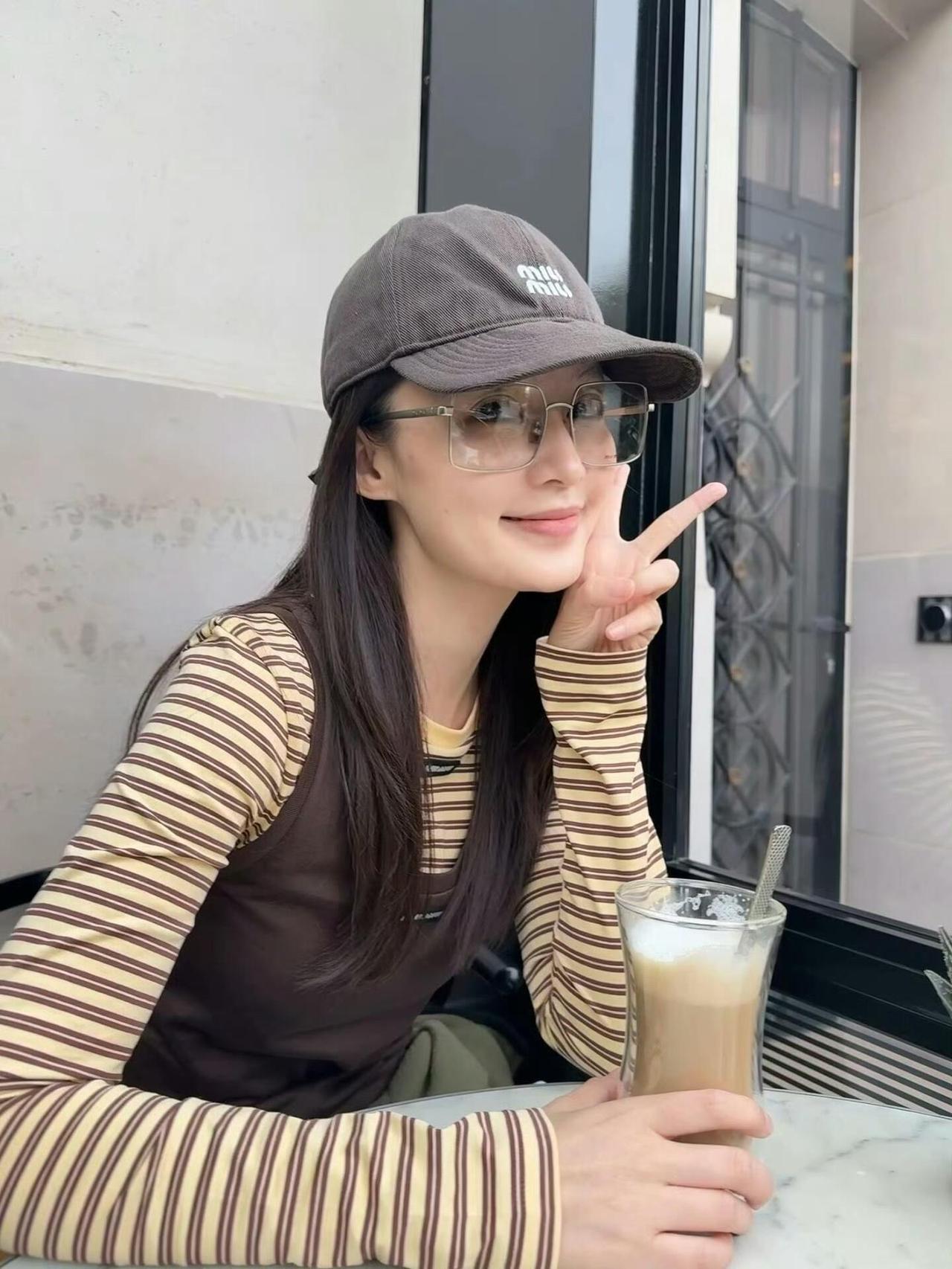 李沁私服超养眼！这套复古叠穿look很有巧思，黄棕条纹长袖打底外搭深咖背心，层次