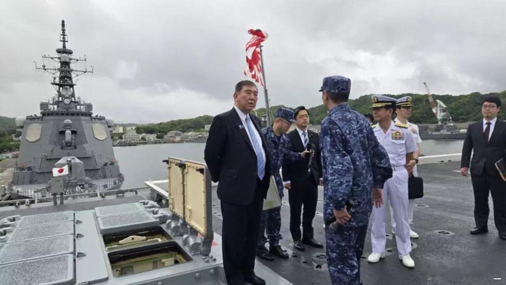 日本首相石破茂今天视察了位于舞鹤市的海上自卫队舞鹤地方总监部，还视察了海自直升机