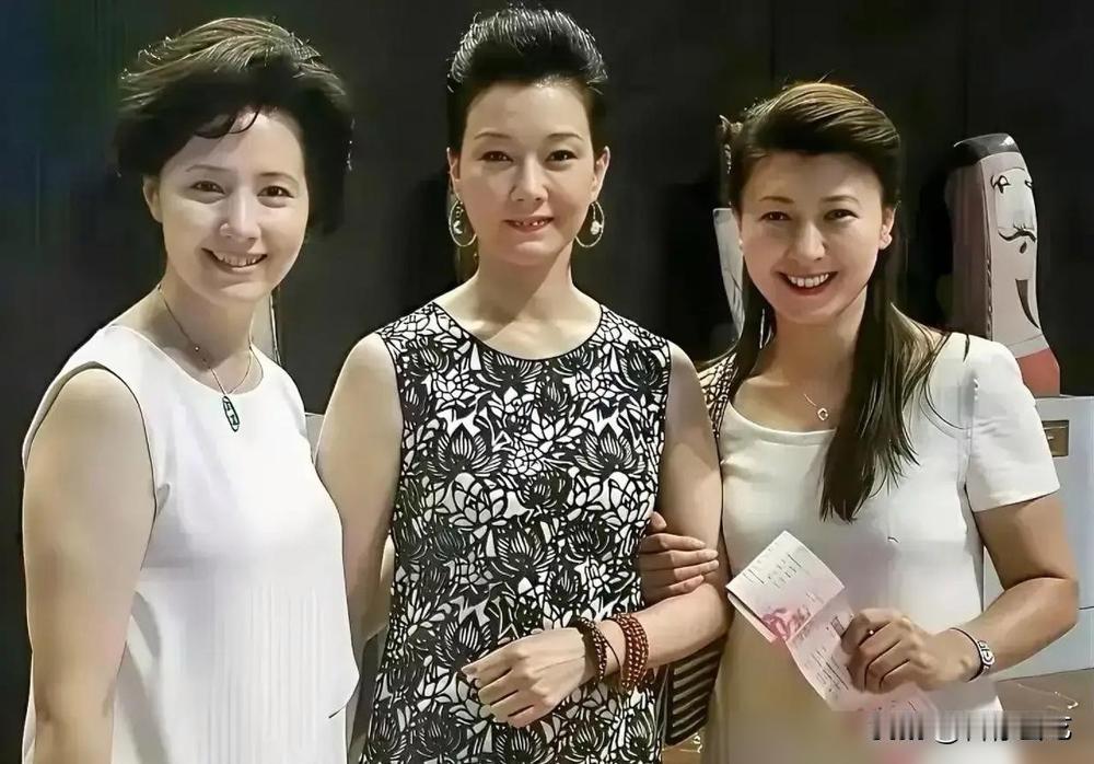 闫学晶王二妮合影，2023年的奖杯还热着。
照片里她俩挽着胳膊，头靠着头，笑出